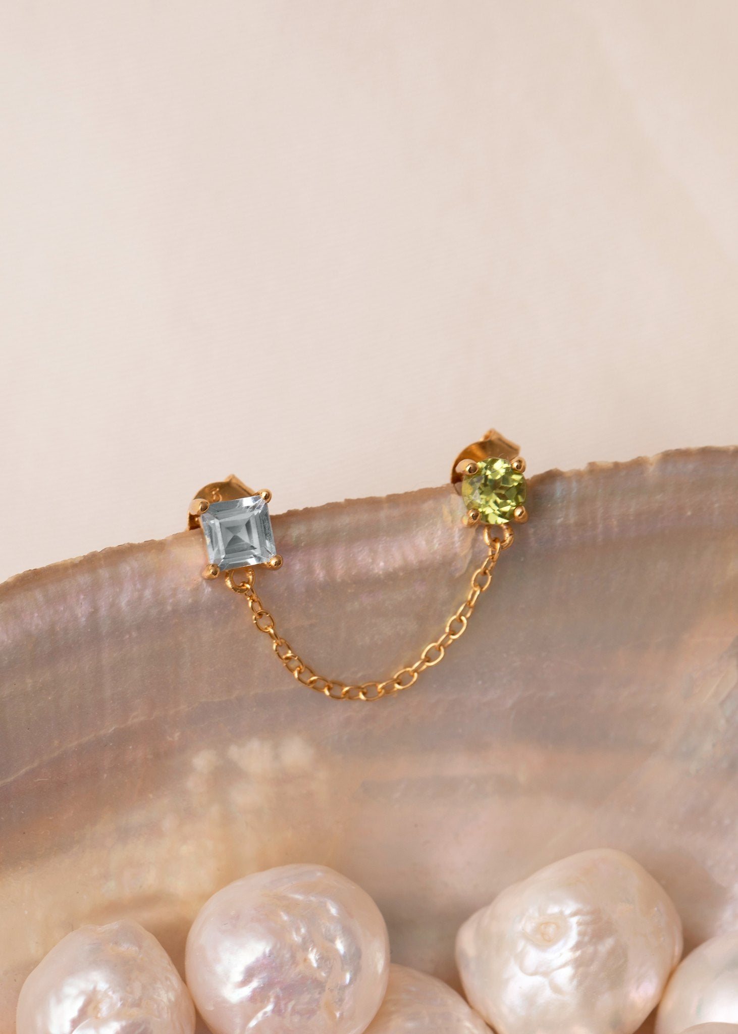 Smuk dobbelt ørestik til to huller fra carré jewellery med grønne og blå ægte ædelsten til 200 kr 