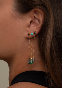 Kvinde med lange guld øreringe med ægte sten fra Carré Jewellery, perfekte til gaven til hende