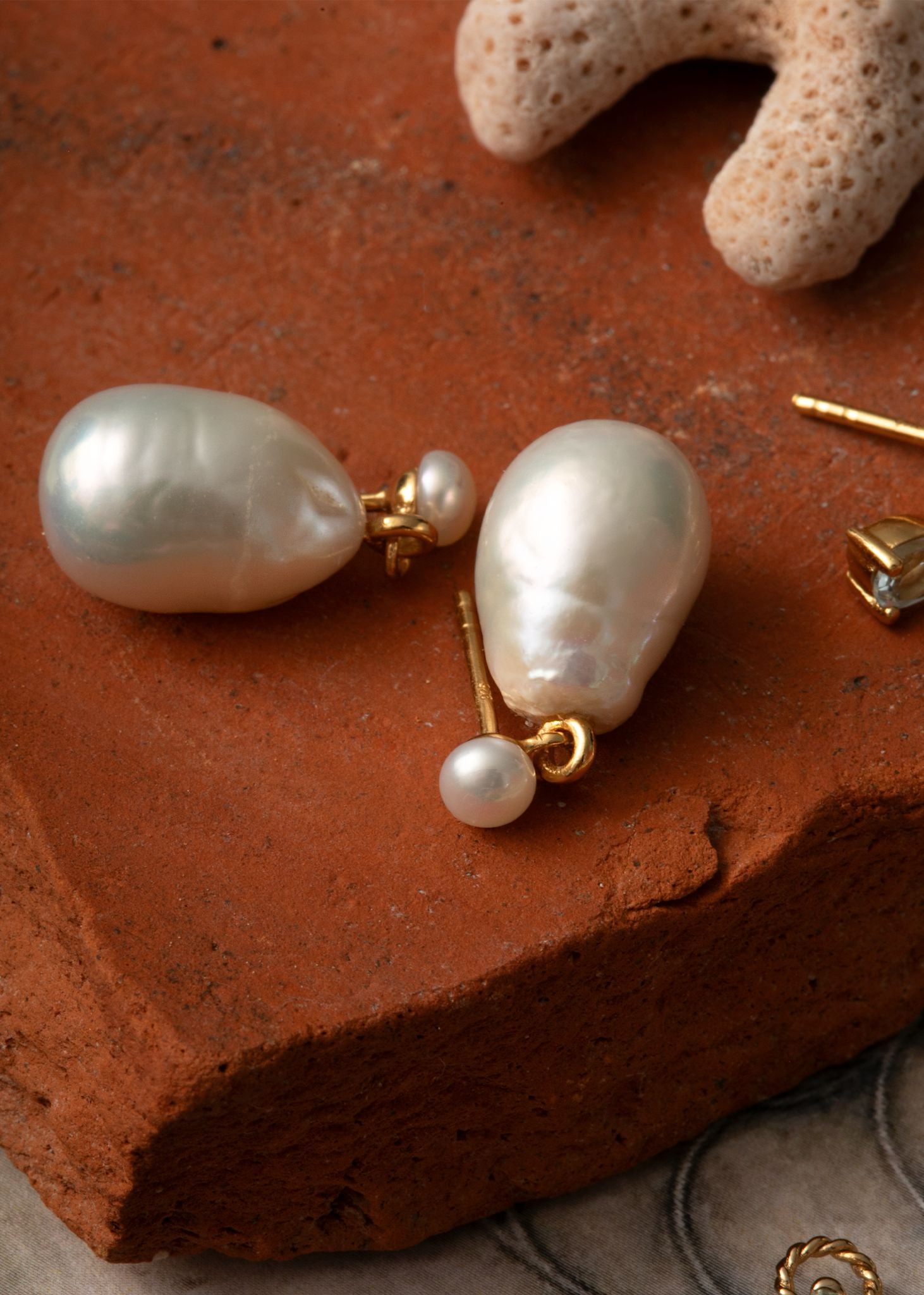 Cordelia ear studs with Pearl - gold plated