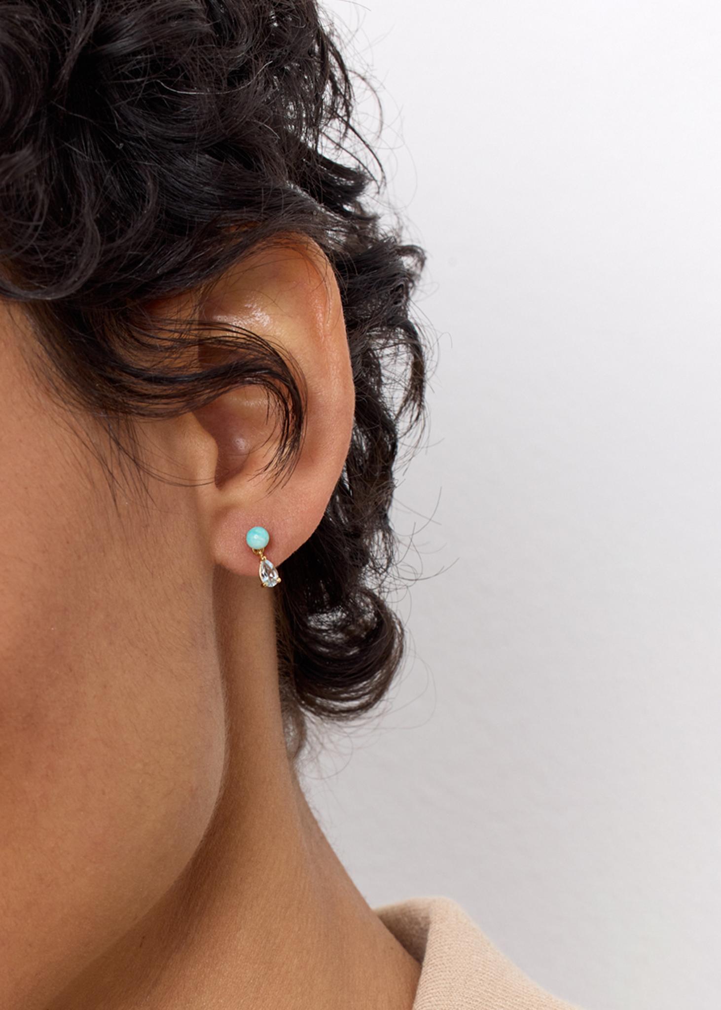 Ung kvinde med Kai ørestik fra carré jewellery med blå amazonit ædelsten og dråber af blå topas 