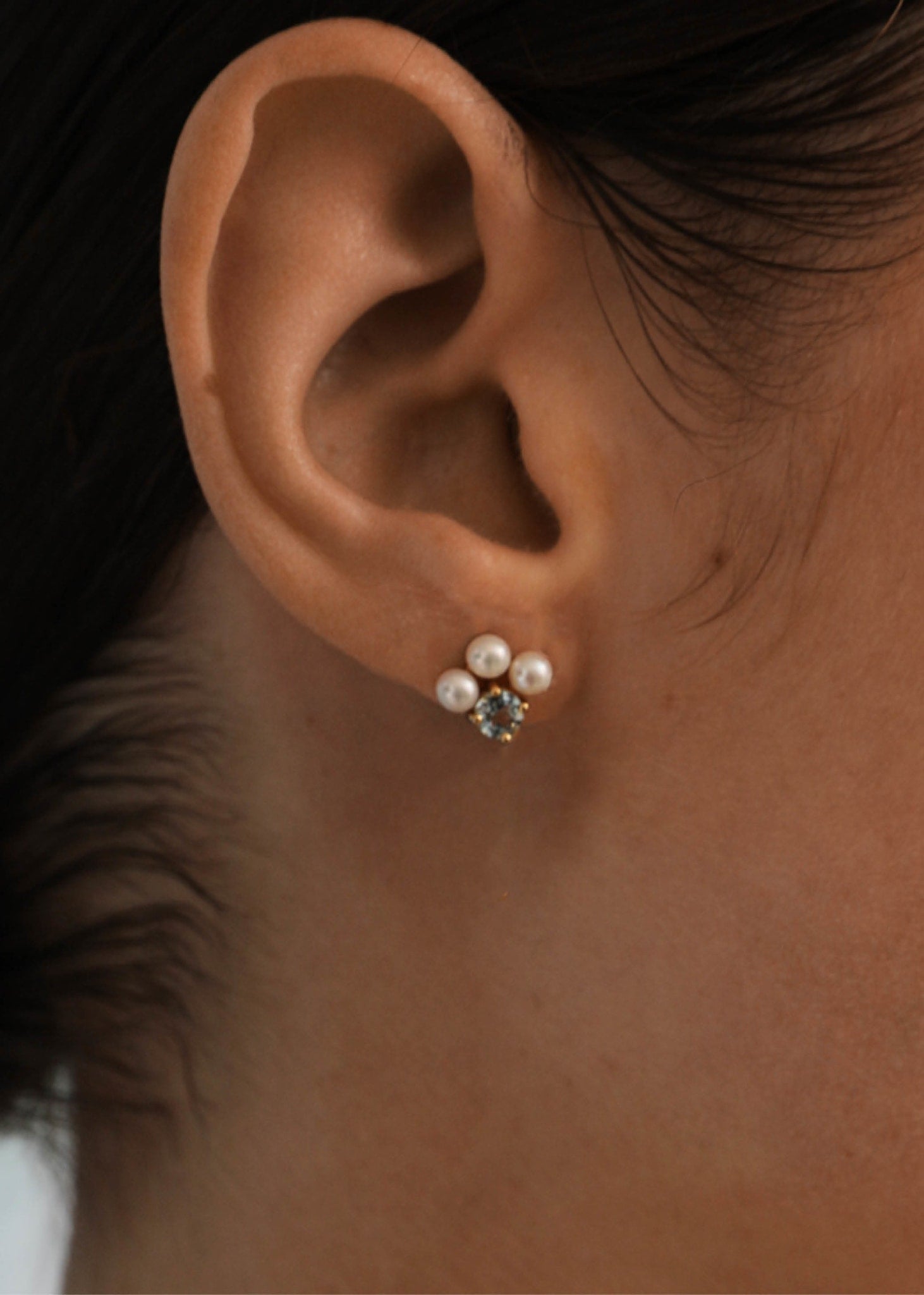 Anemone earring from carré jewellery in gold plated silver set with white freshwater pearl and blue topaz gemstones