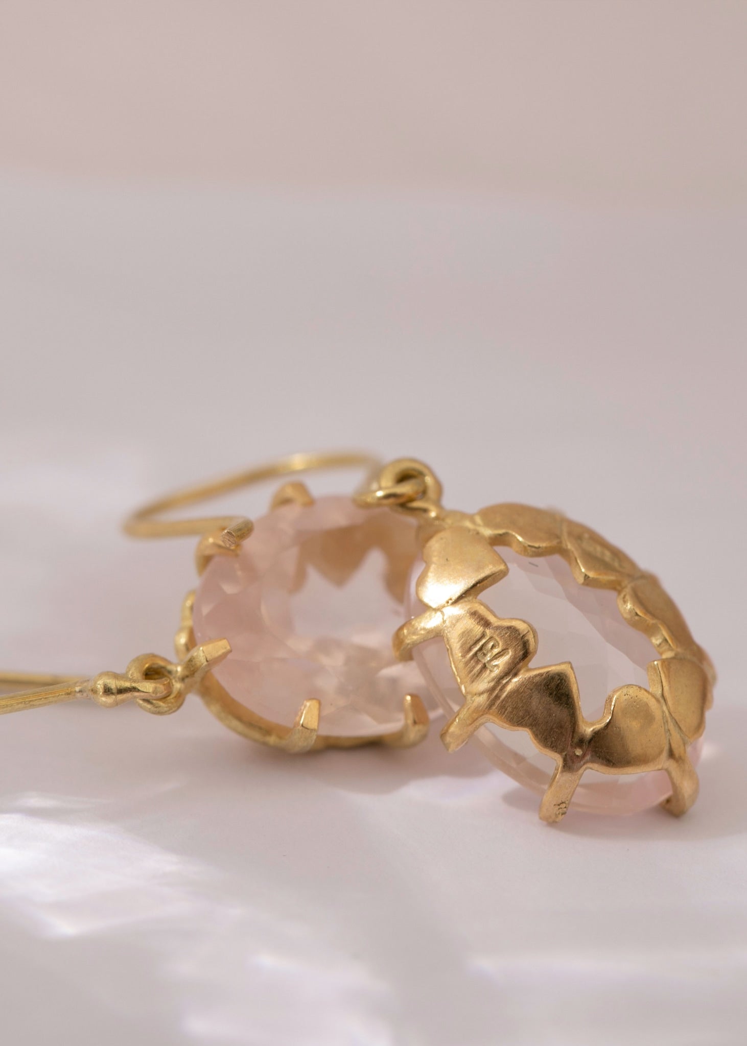 18-Karat Queen earrings with Rose Quartz