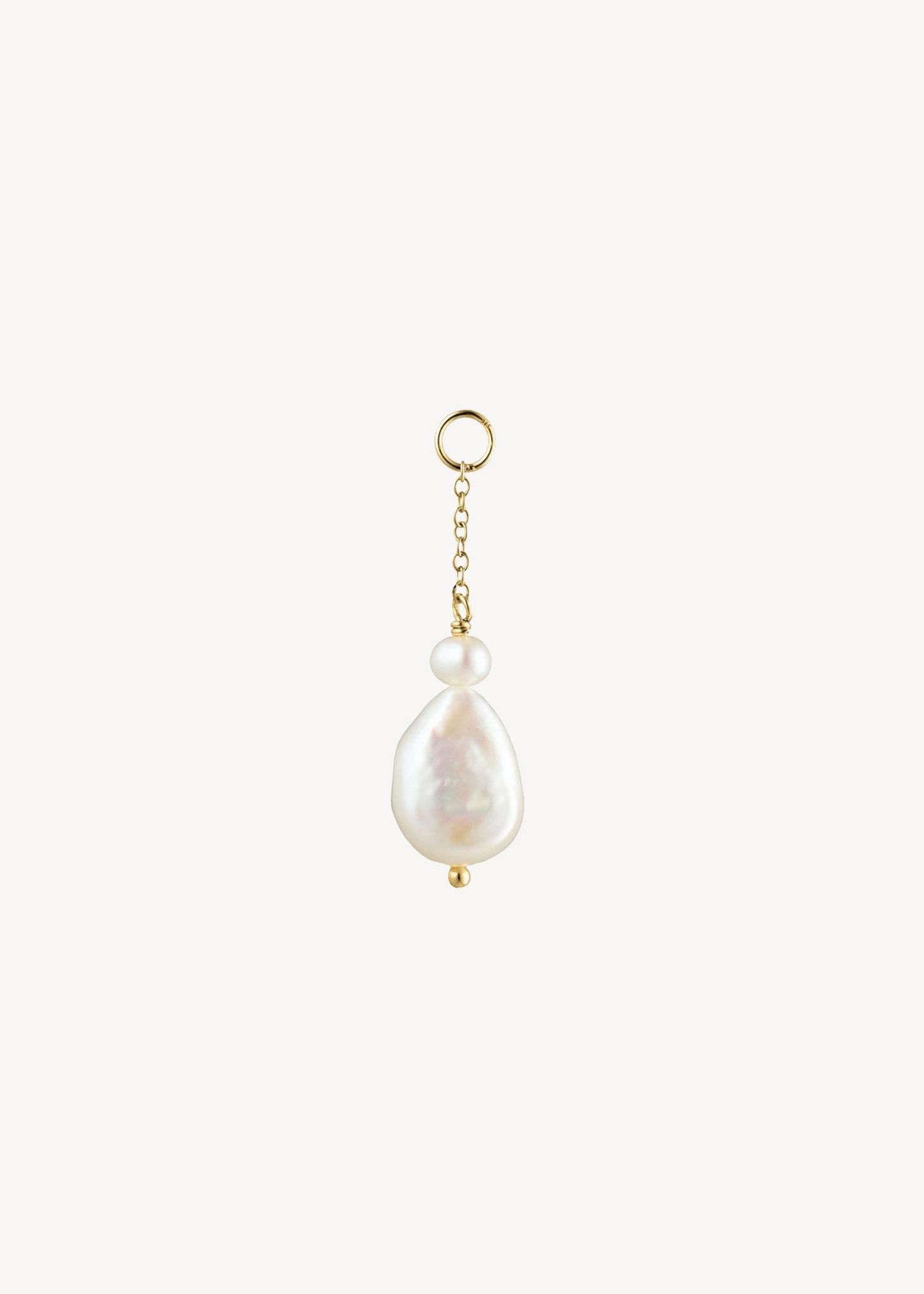 Smukt charm til øreringe og halskæder med ferskvandsperler i guld i smukt dråbedesign, perfekt gave til hende, gave til ham og smykke til konfirmanden 