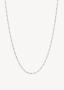 Kort halskæde i vandfast sterling sølv med en klassisk figaro kæde til mænd og kvinder fra carré jewellery, perfekt gave til hende og gave til ham 