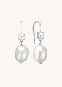 perleøreringe i sterling sølv i klassisk og elegant stil med en rund ferskvandsperle og en stor dråbe af barok ferskvandsperle, perfekt gave til hende på tilbud hos Carré Jewellery 