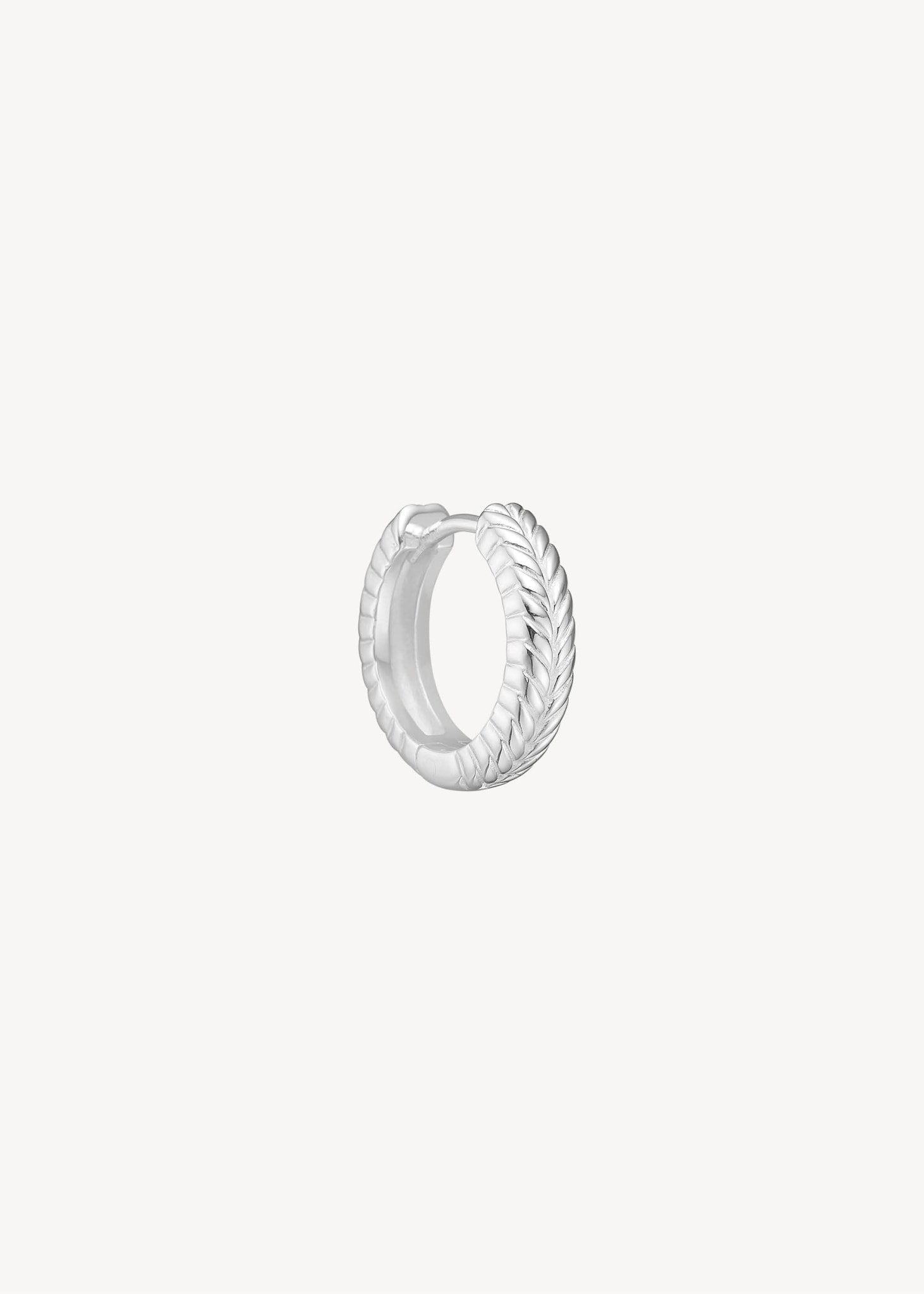 Sterling sølv hoop øreringe med creol lukning med sildebensmønster fra Carré Jewellery