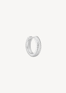 Sterling sølv hoop øreringe med creol lukning med sildebensmønster fra Carré Jewellery