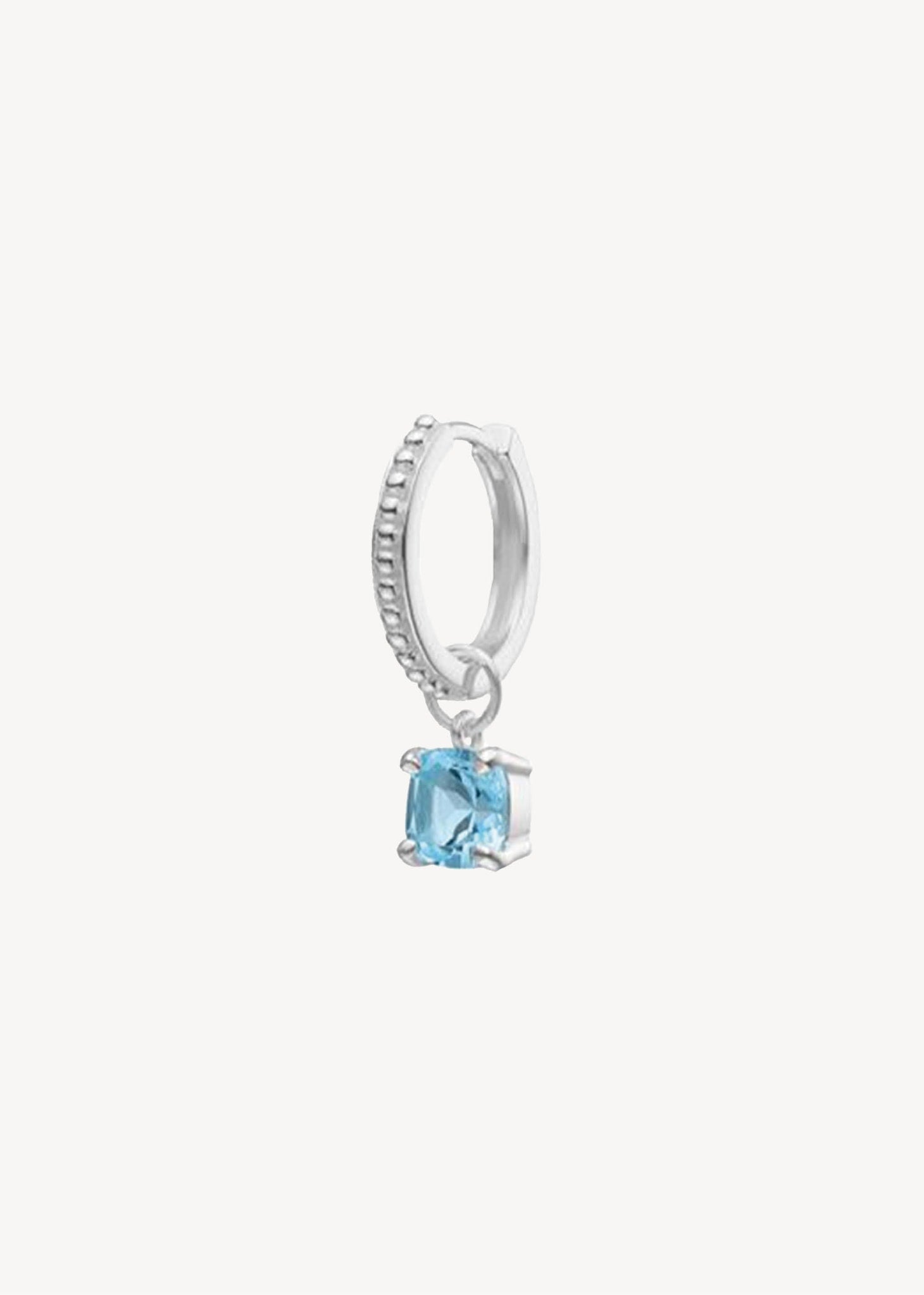charm til øreringe og hoops fra carré jewellery med blå topas ædelsten på hoop i sølv