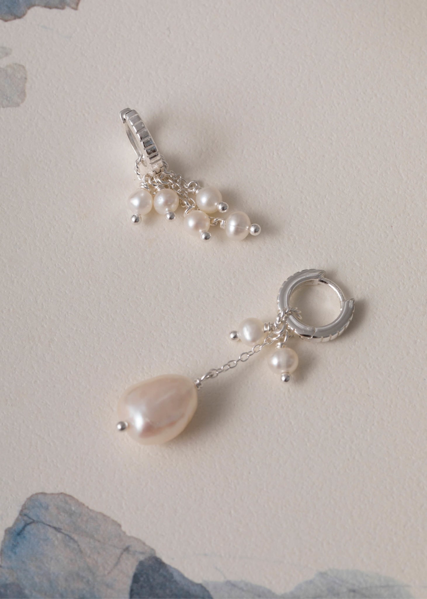 Hoops og charms fra carré jewellery med ferskvandsperler i sterling sølv, perfekt gave til hende 