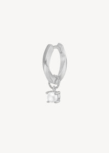 Hoops og charms fra carré jewellery i sølv med et lille charm til øreringe i sterling sølv med en hvid ægte ferskvandsperle til mænd og kvinder 