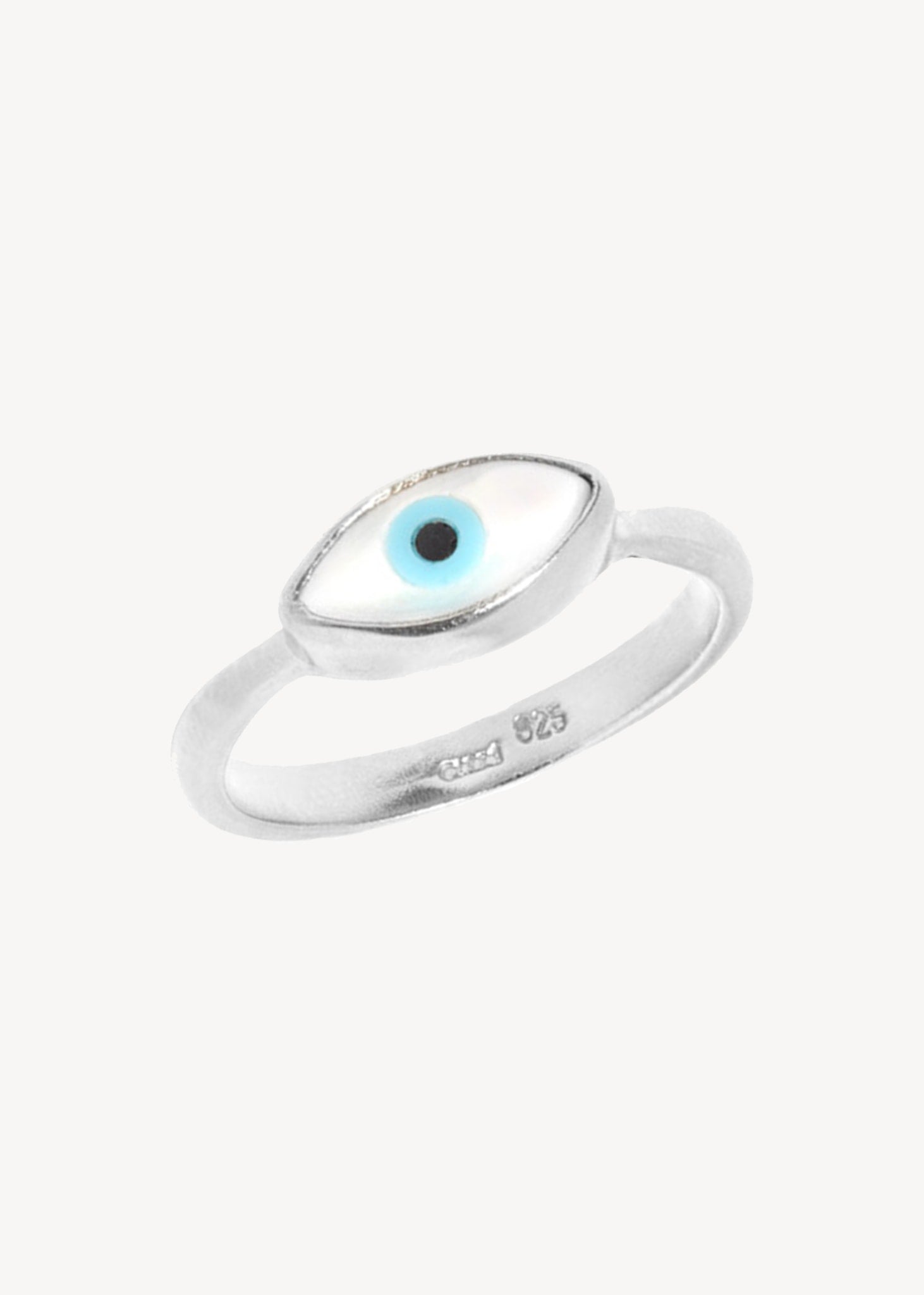 den unikke Evil Eye ring er lavet i sterling sølv med perlemor, turkis og sort agat og siges at være et symbol, der beskytter bæreren