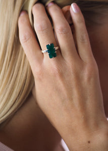 Woman wearing an emerald cut green agate ring from carré jewellery in sterling silver