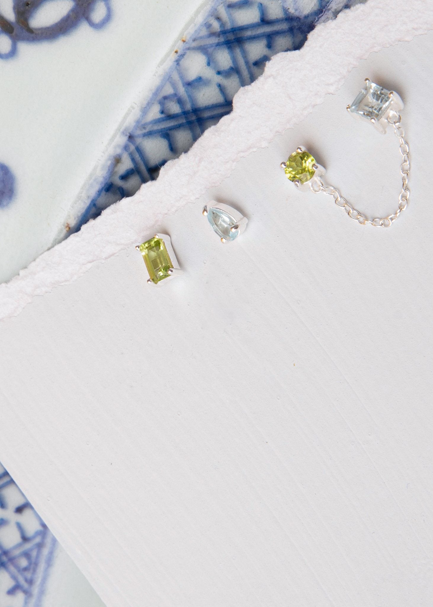Små ørestikker i allergivenligt sterling sølv til ham og hende fra carré jewellery  med grønne sten og blå sten 