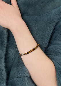 ung kvinde med tigerøje armbånd med perler, som er håndlavet i københavn af Carré