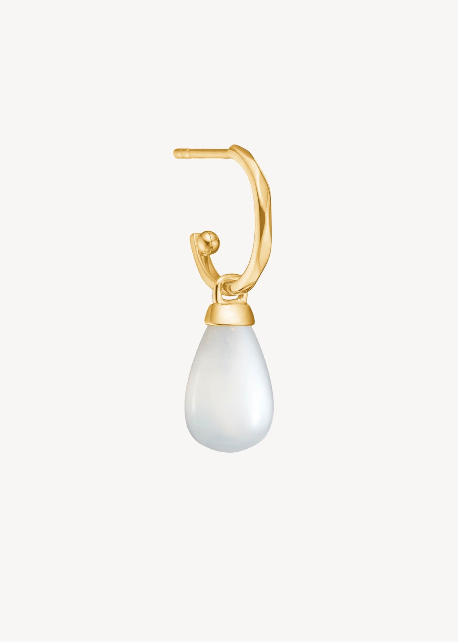 Sød charm til hoops og charms i ægte guld med en hvid månesten ædelsten, der symboliserer moderskab og omsorg, perfekt gave til mors dag, gaven til mor og gaven til den kommende mor