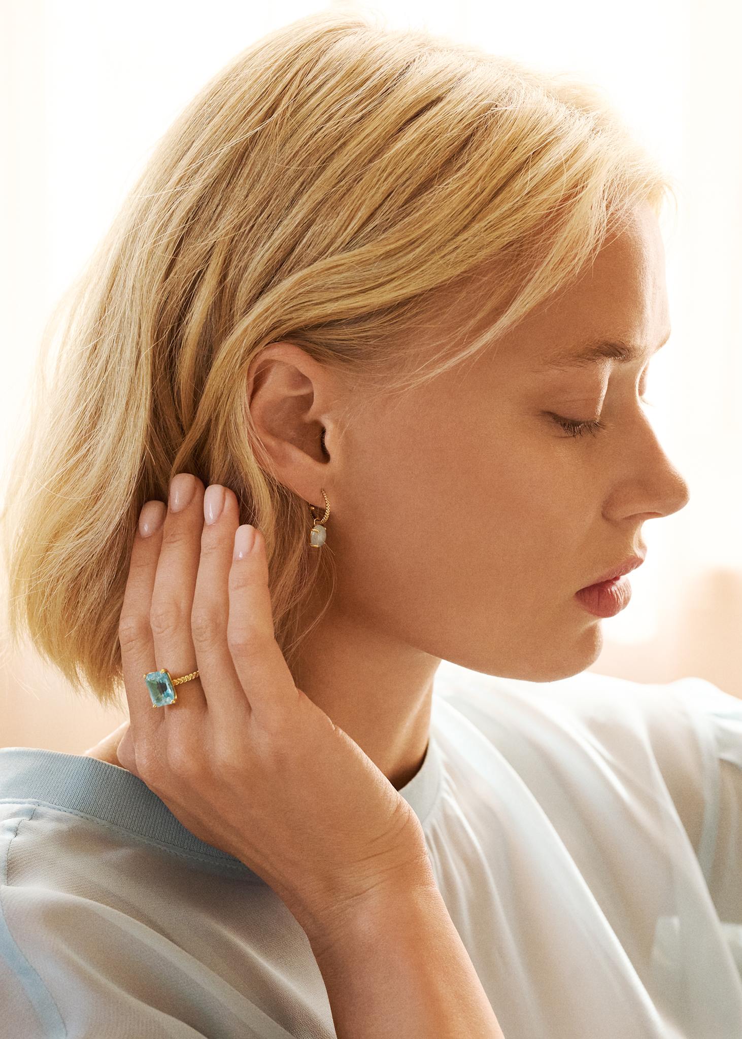 10-karat Venus ring with Blue Topaz