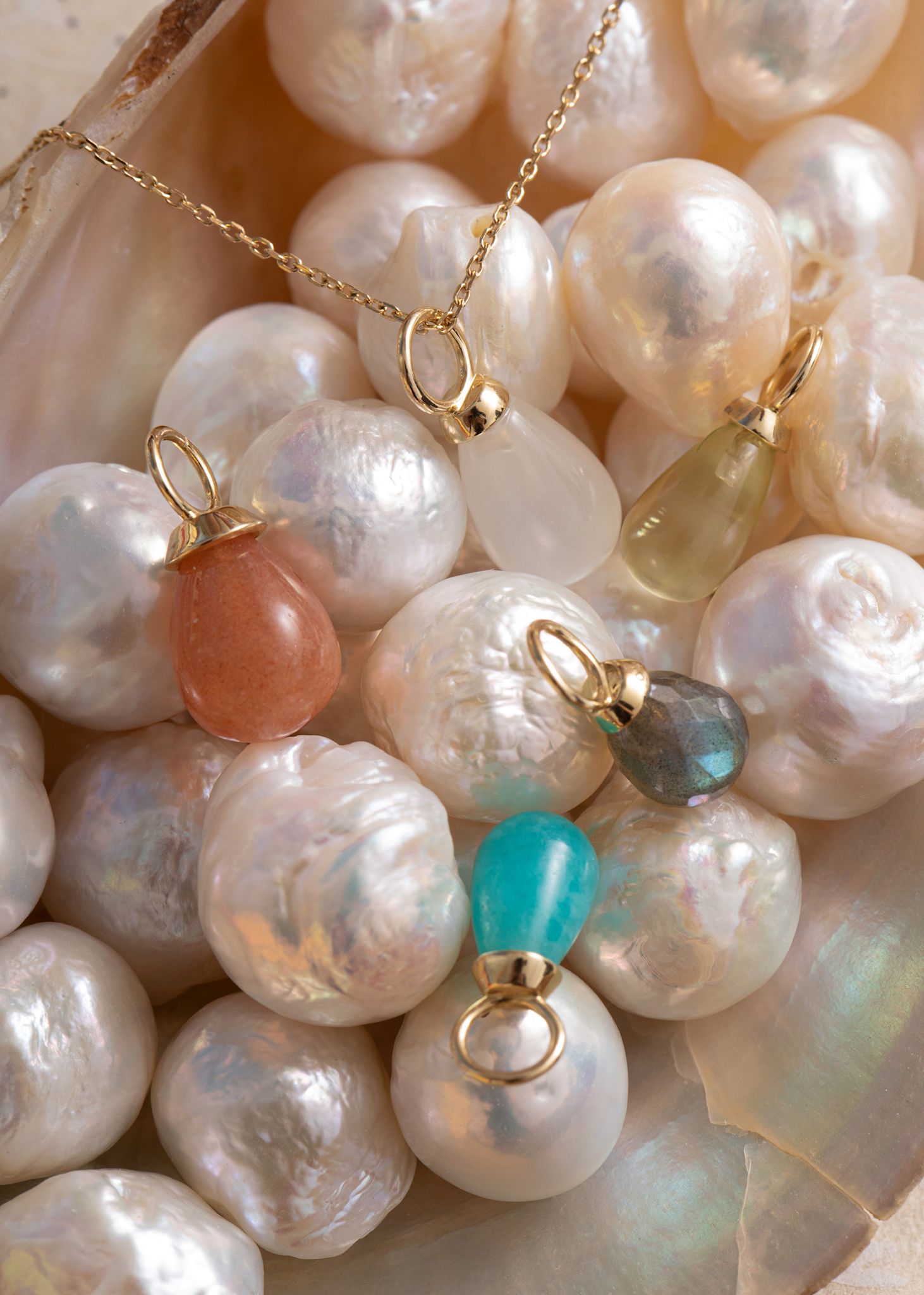 10-Karat Drop pendant with Sunstone