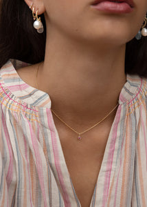 Kvinde med lille hjertehalskæde i ægte solidt 10 karat guld med en lyserød hjerteformet turmalin ædelsten til kvinder fra carré jewellery 
