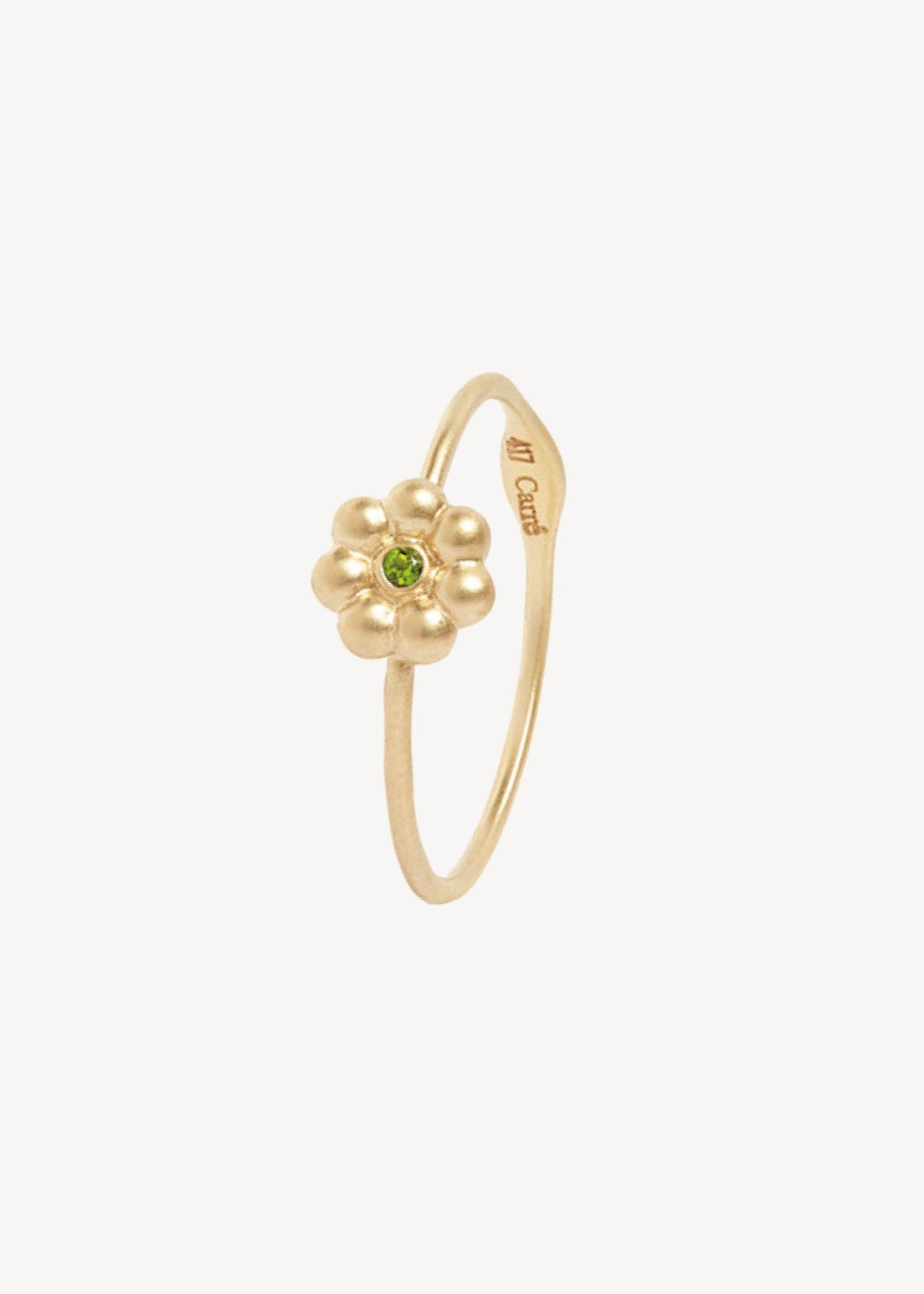 10 karat real gold ring from carré jewellery on sale in a flower shape with a green chrome diopside gemstone in the middle of the flower shape