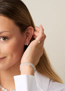 Ung kvinde med ægte guld ring fra carré jewellery med en stor blå topas ædelsten 