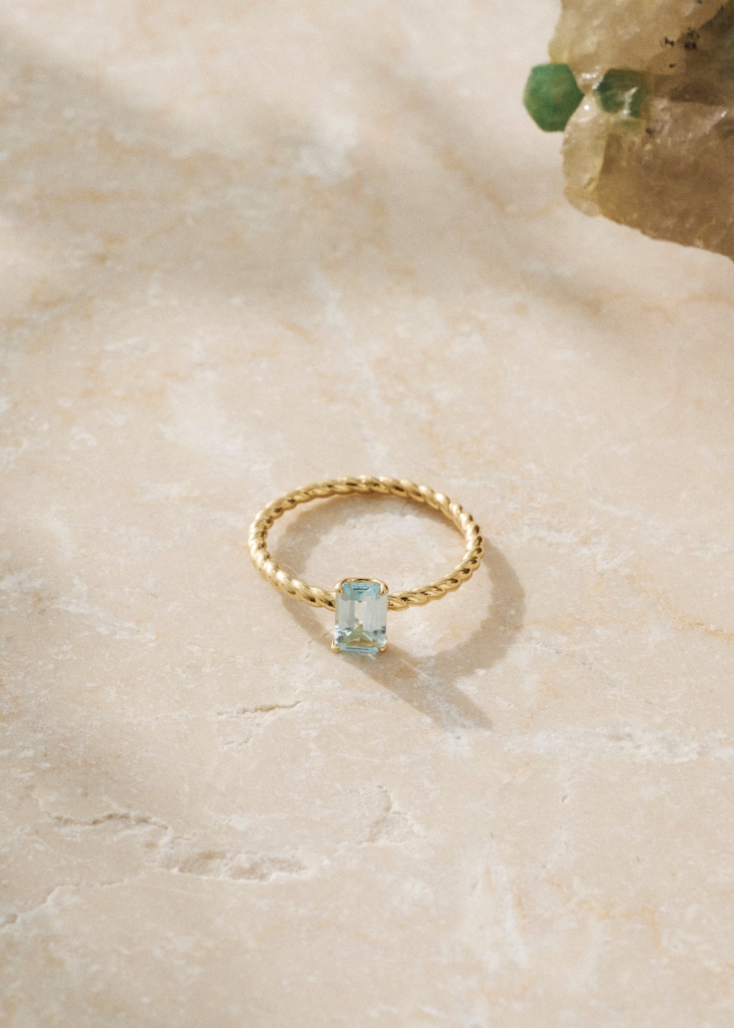 Ada ring fra carré jewellery med flettede detaljer og en stor blå topas ædelsten i ægte 10 karat guld, perfekt gave til hende