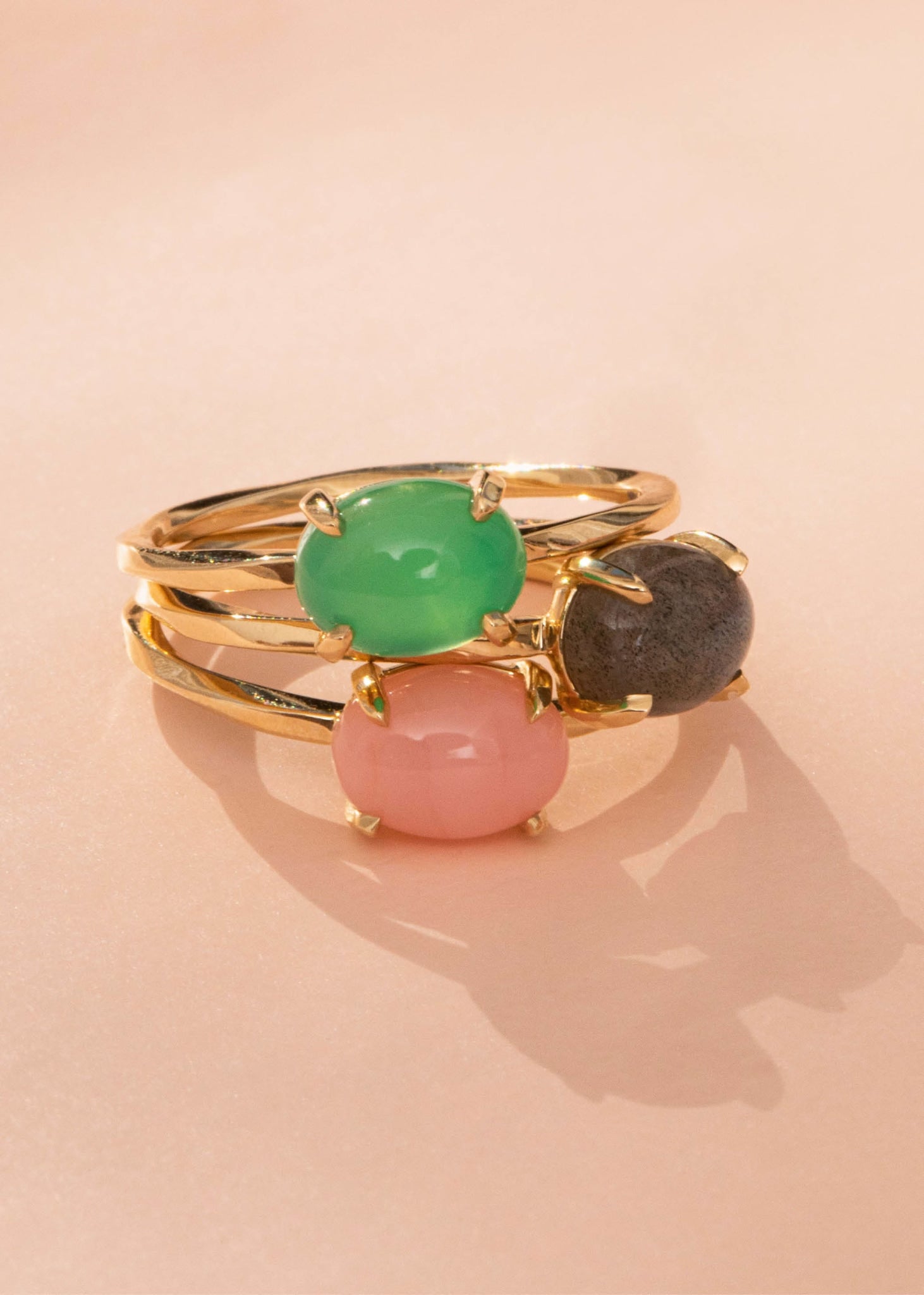 Tournure ringe fra carré jewellery med drejede ringskinner i ægte 10 karat guld med grønne, grå og lyserøde ædelsten 