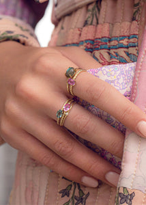 Ægte 10 karat guld ringe fra carré jewellery med labradorit ædelsten 