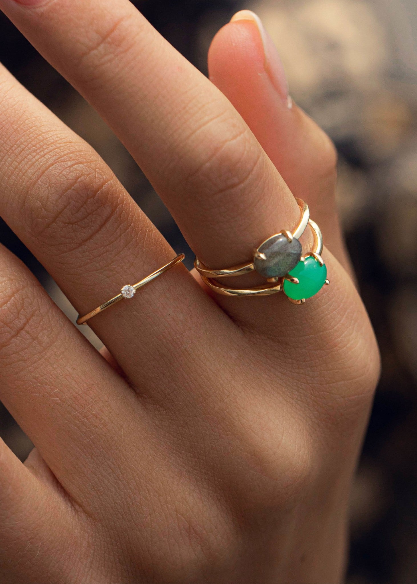 Labradorit ring i 10 karat guld med drejet ringskinne og ægte guld og en ægte cabochonslebet labradorit ædelsten 