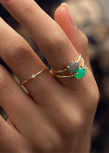 Labradorit ring i 10 karat guld med drejet ringskinne og ægte guld og en ægte cabochonslebet labradorit ædelsten 