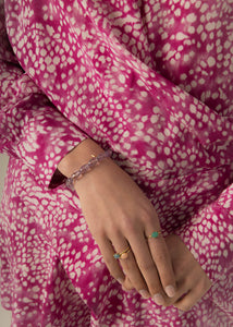 Woman wearing 10-karat solid gold rings from carré Copenhagen with peach moonstone, the perfect gift for new mothers