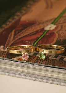 Naomi ringe fra carré jewellery i 10 karat ægte guld med lyserøde og grønne turmalin ædelsten i grabbefatninger 