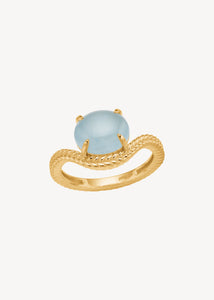 Stor solitare ring i ægte 10-karat guld i organisk bølget design med en stor blå akvamarin ædelsten, der er marts' fødselssten, perfekt gave til hende i guld og gaven til studenten og noget blåt til brude smykker