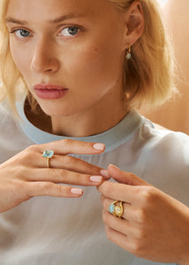 10-karat Venus ring with Blue Topaz