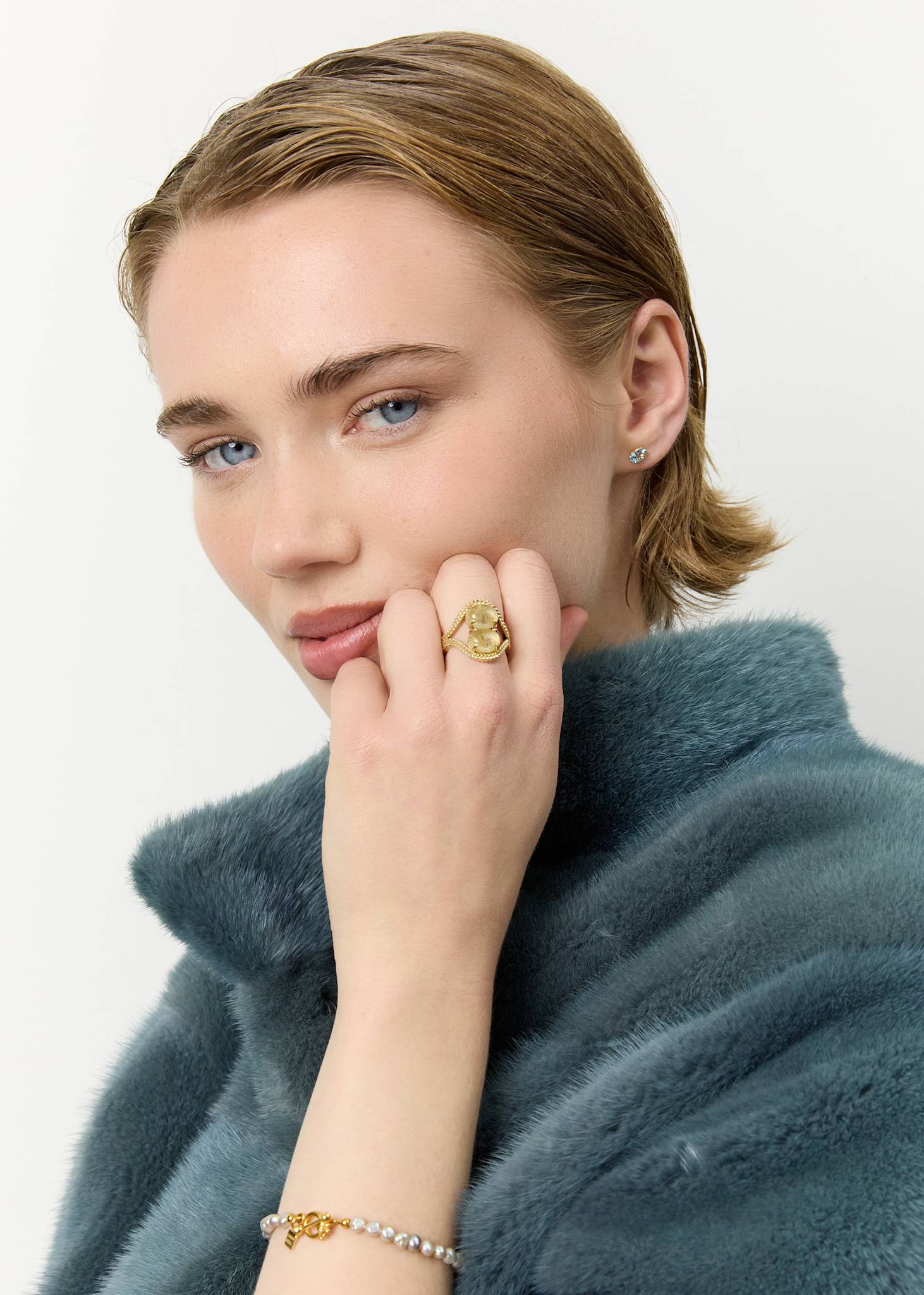 10-Karat Stella ear studs with Blue Topaz