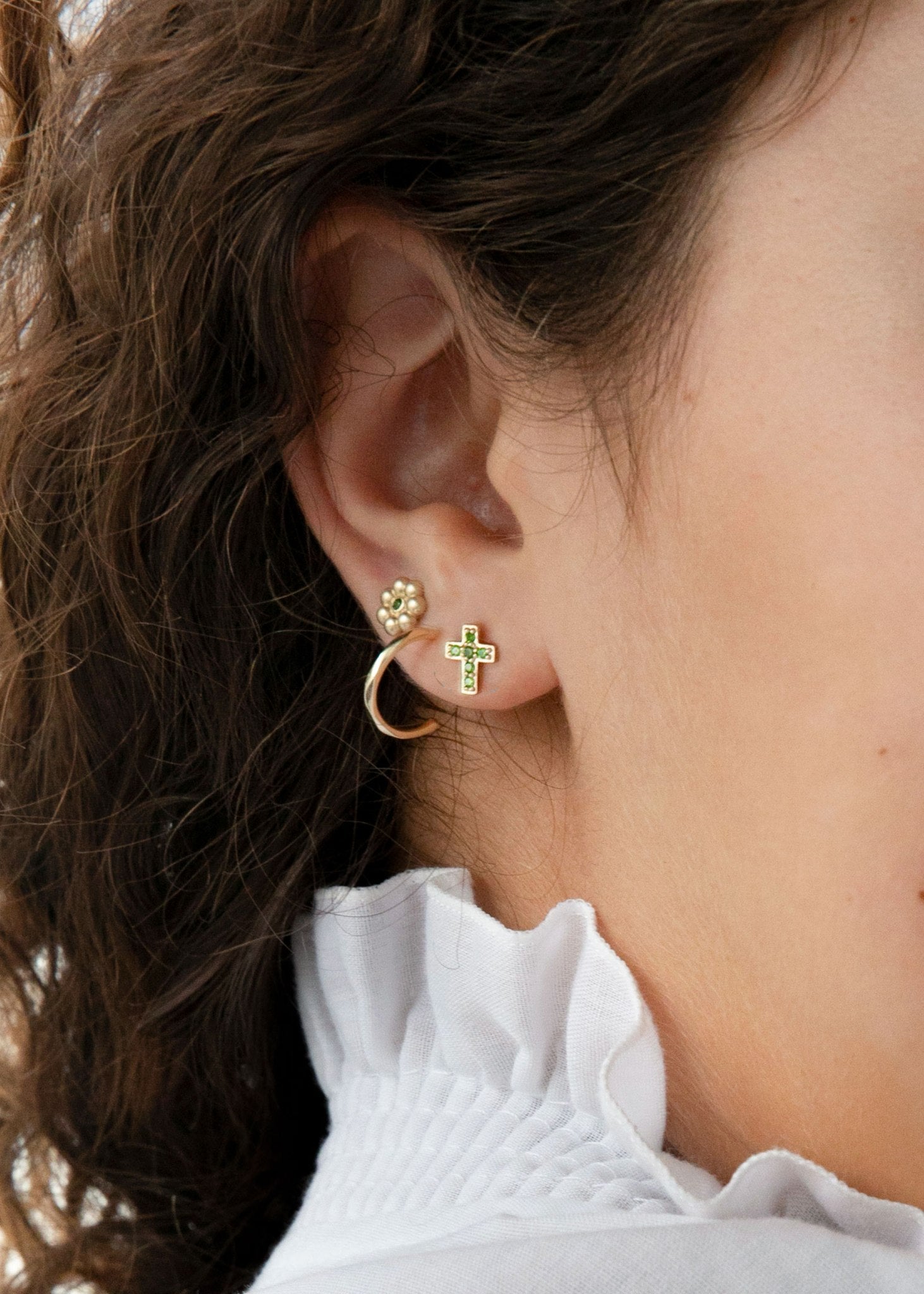 10-Karat Cross ear stud with Chrome Diopside