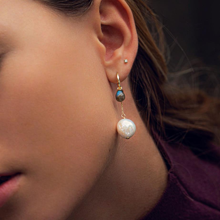 Woman with dangle earrings for hoops and charms in real gold with a freshwater pearl