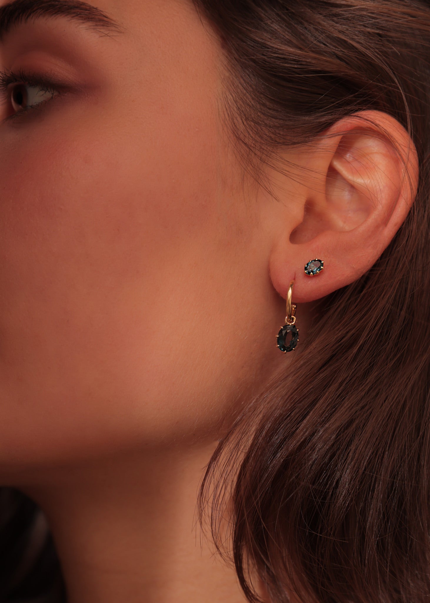 Kvinde med stella london blå topas smykker i 10 karat guld fra carré jewellery 