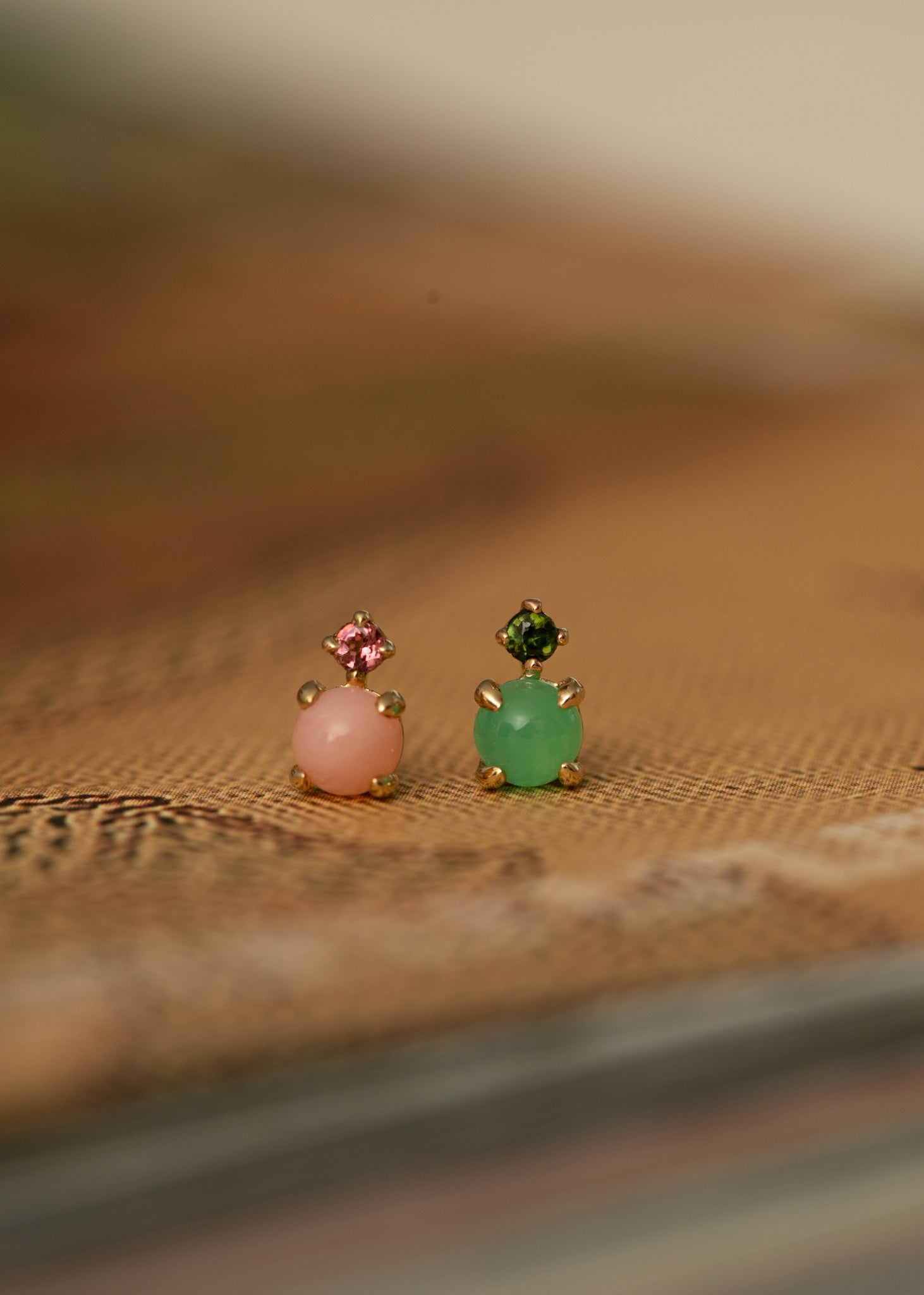 10-Karat Bryna ear stud with Chrysoprase and Tourmaline
