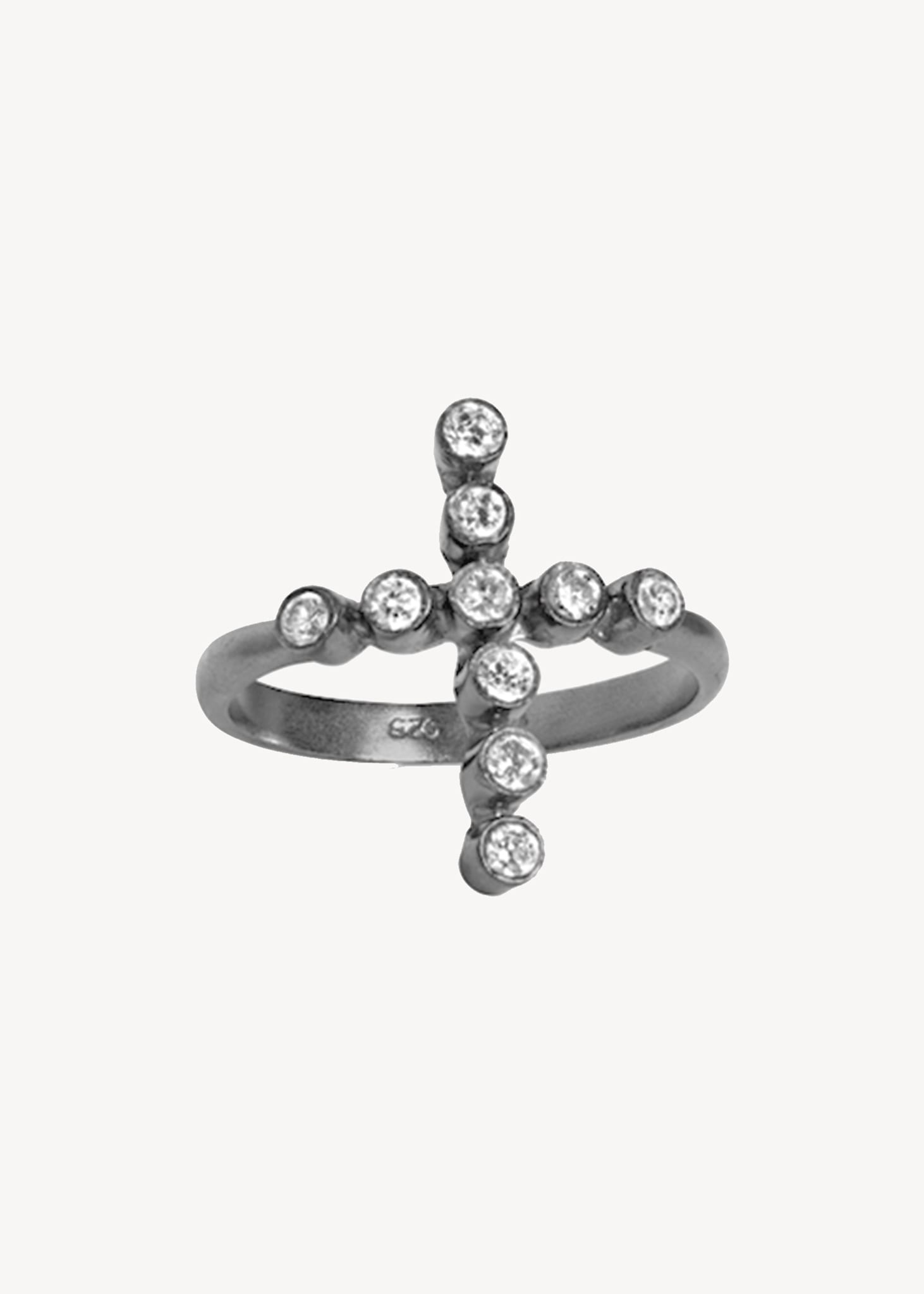 Ring i oxideret sterling sølv i kors form med skinnende zirkon sten i sort sølv på tilbud til 60% rabat hos Carré Jewellery