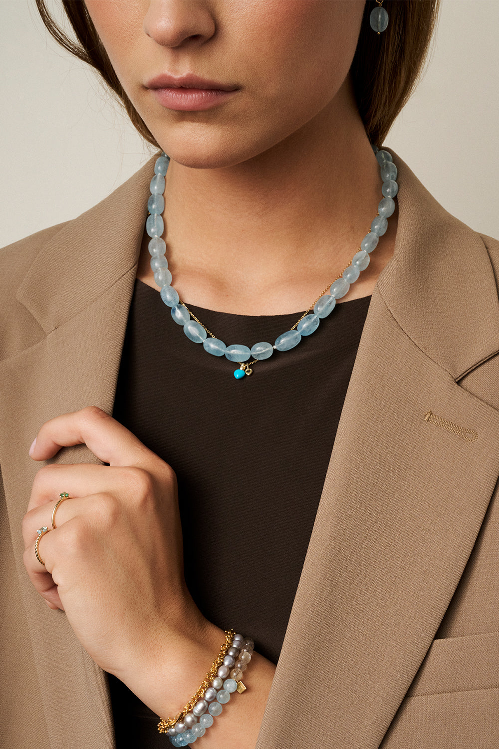 kvinde med chunky halskæde med ægte akvamarin ædelsten i blå fra carré jewellery