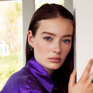 woman with gold plated jewellery from carré. The long earrings are with malachite and amethyst.