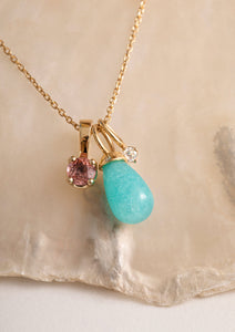 solid gold necklace with pendants from carré. The pendats are amazonite drops and a diamond pendant