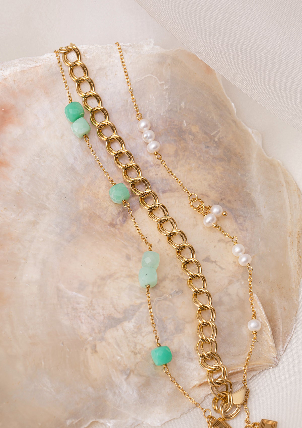 gold plated jewellery from carré. There's a necklace with green chrysoprase, a basic chunky bracelet and a pearl necklace with freshwater pearls