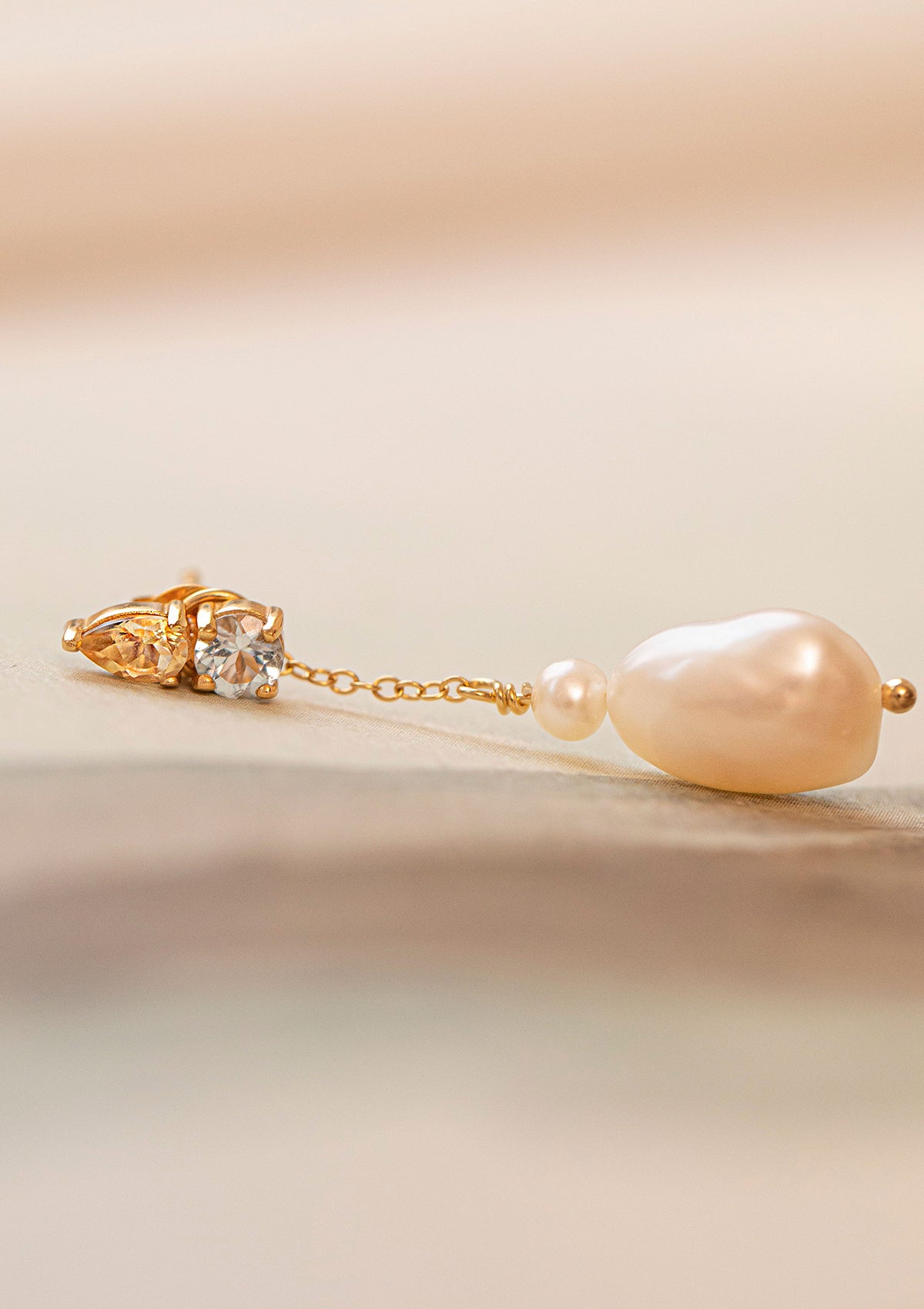 gold plated long earring from carré with freshwater pearls, citrine and blue topaz