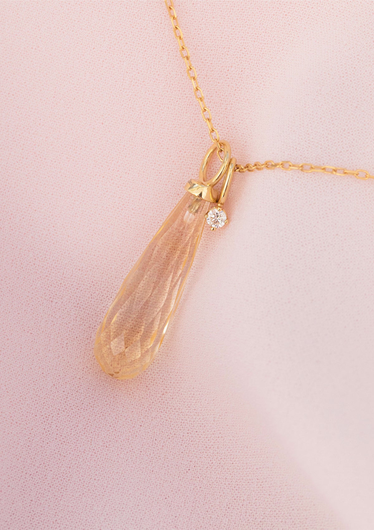 gold necklace with pendants from carré. The pendants are a long citrine gemstone pendant and a diamond pendant for necklaces.