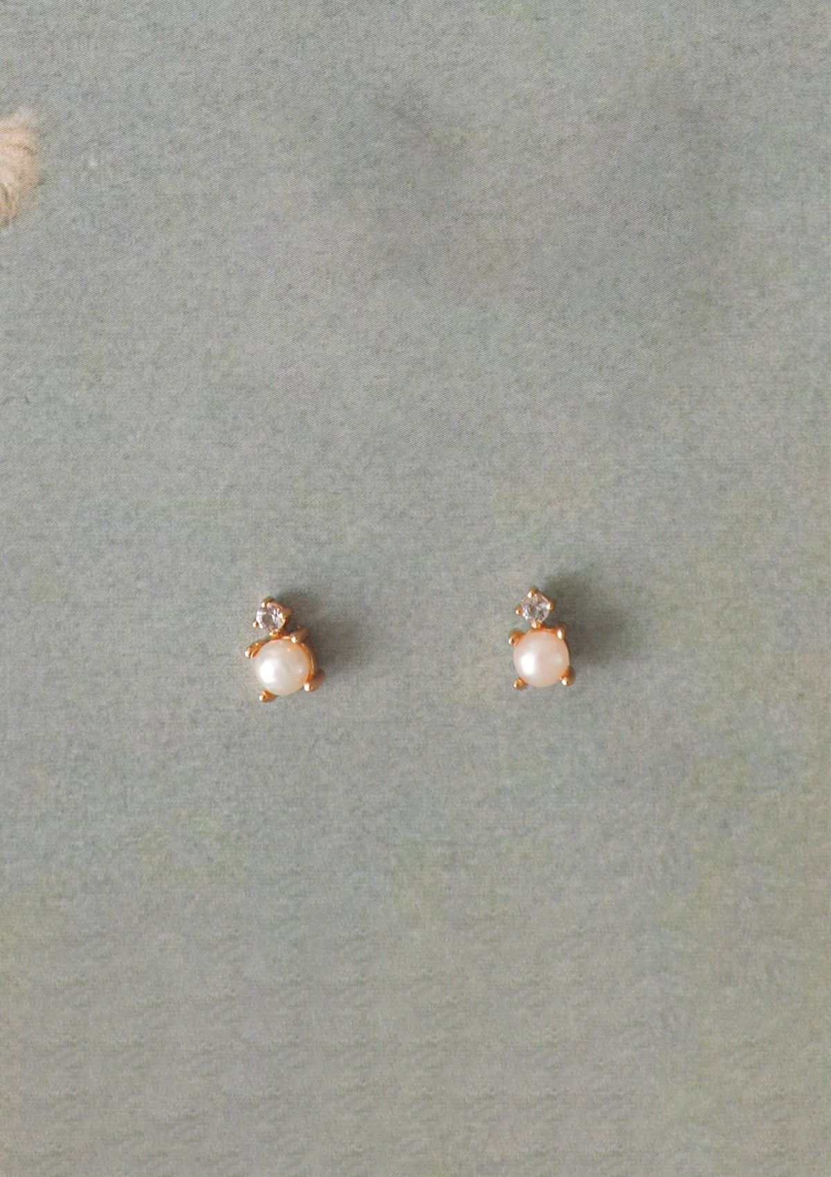 small gold plated earrings with freshwater pearl and white topaz from carré