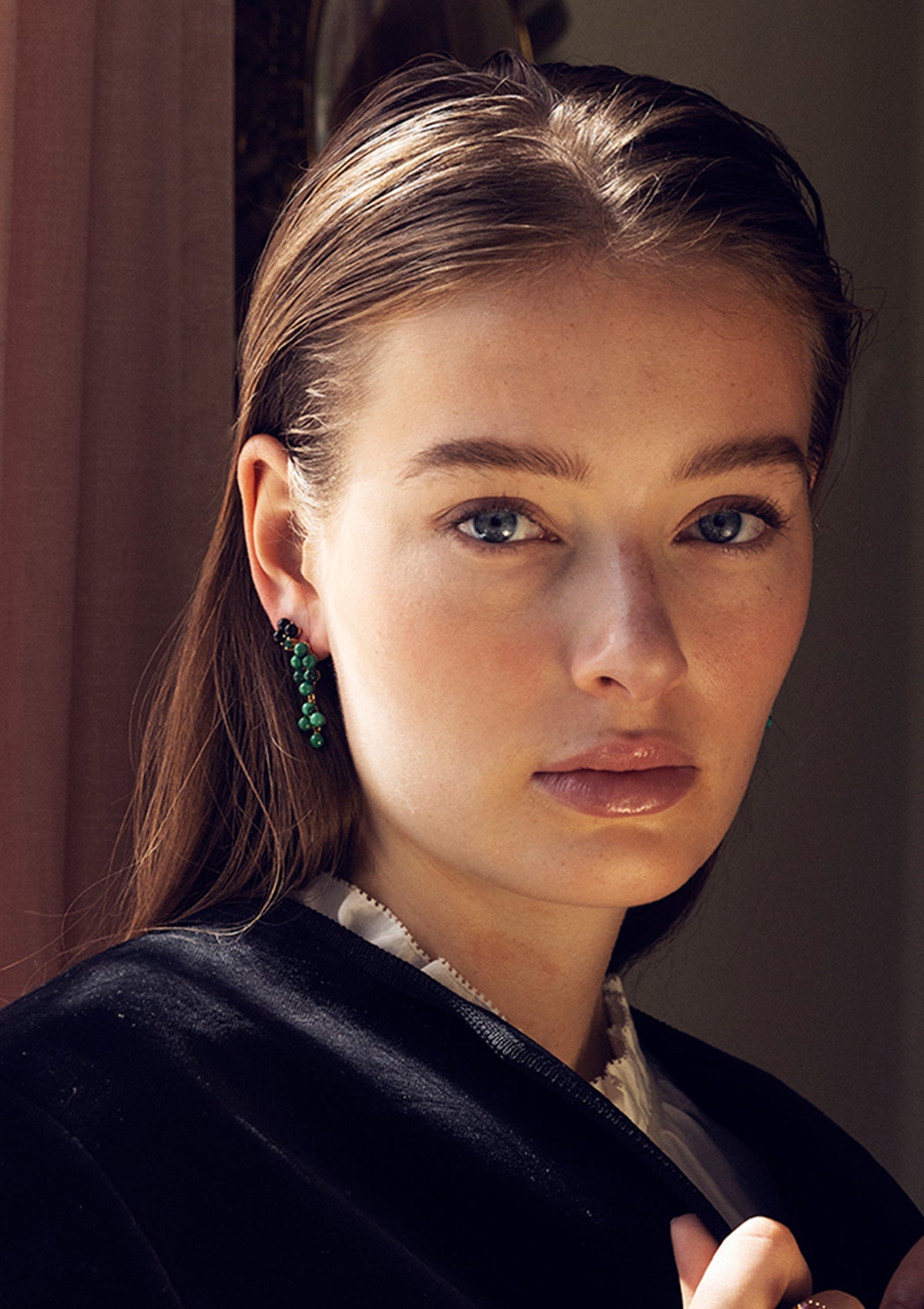 Woman wearing long malachite earrings in a gold plating from carré