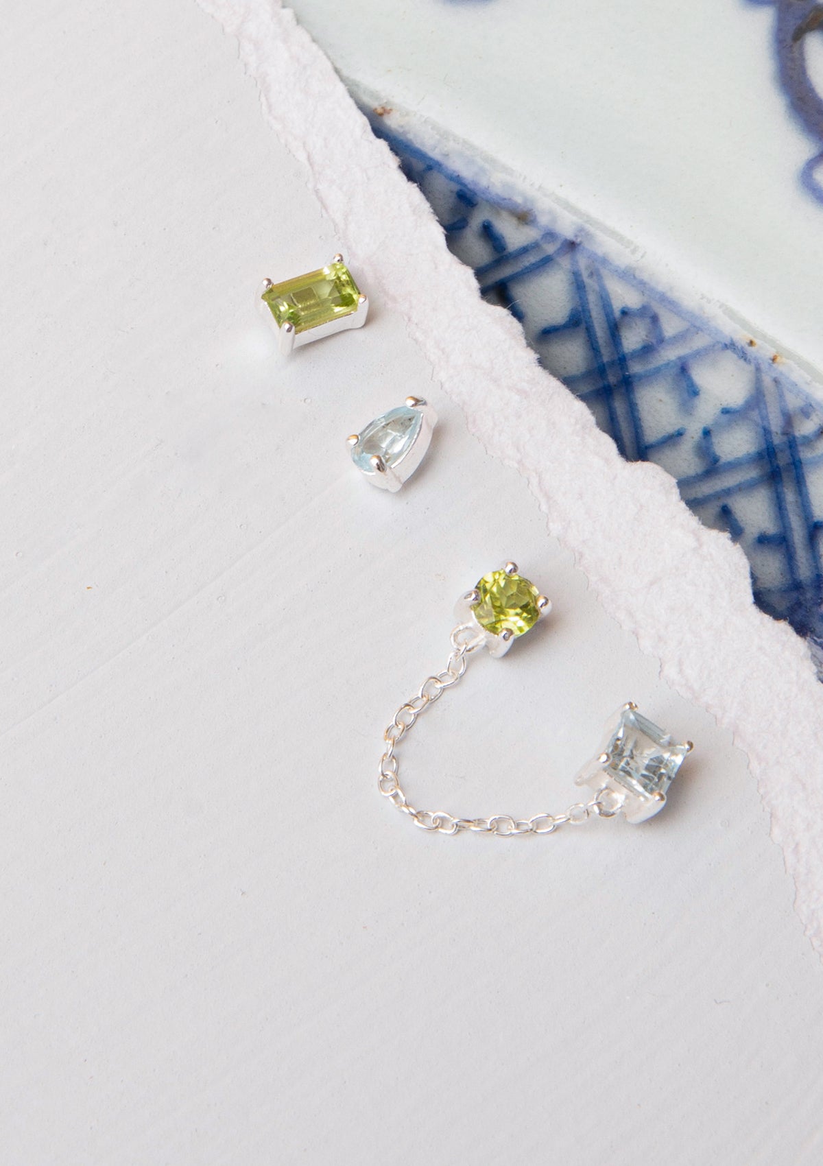 sølv ørestikker med grønne og blå sten fra carré. Dobbelt sølv ørestik med peridot og blå topas, ørestik med blå topas og en ørestik med peridot