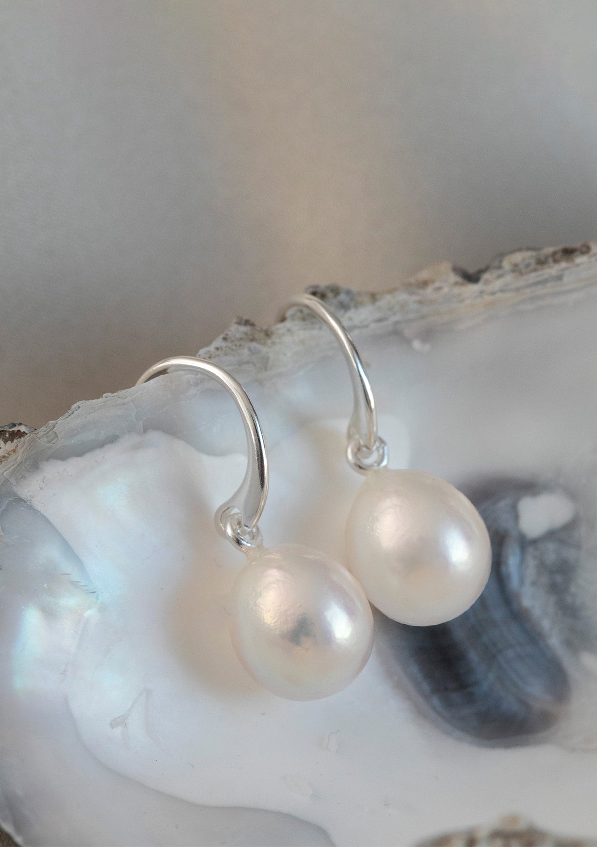 Simple silver earrings with baroque pearls from carré