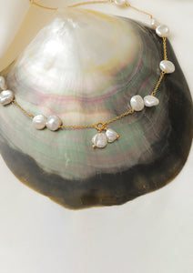 Gold plated pearl necklace from carré. The necklace is set with flat keshi pearls